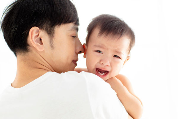 Bayi merasa cemas terhadap orang asing. Foto: Tom Wang/Shutterstock