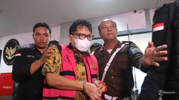 MENYESAL - Foto arsip mantan pejabat MA Zarof Ricar berjalan menuju mobil tahanan usai diperiksa di Kejaksaan Agung, Jakarta Selatan, Selasa (5/11/2024). Zarof menyesal gagal pension bareng keluarga karena timbun uang haram Rp1 triliun. Kini dipenjara 20 tahun, Selasa (10/6/2025).