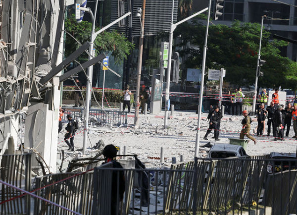 Petugas darurat bekerja di lokasi terdampak setelah serangan Iran di Ramat Gan, Israel 19 Juni 2025. Foto: REUTERS/Nir Elias