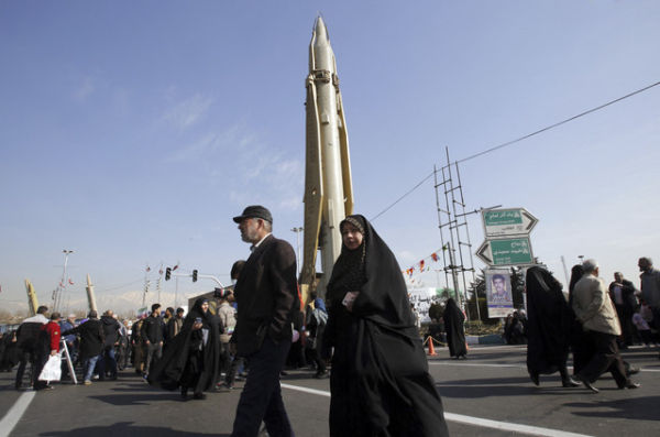 Rudal Sejil Iran dipamerkan di Teheran. Foto: Stringer/AFP