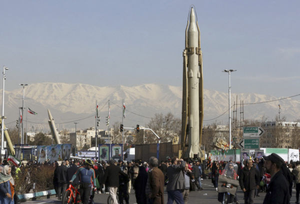 Rudal Sejil Iran dipamerkan di Teheran. Foto: Stringer/AFP