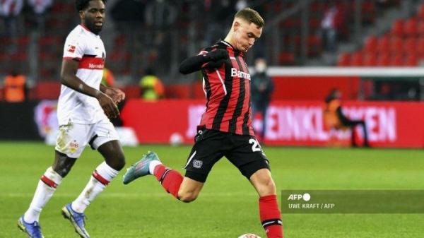 Pemain depan Leverkusen Jerman Florian Wirtz berlari dengan bola selama pertandingan sepak bola divisi satu Bundesliga Jerman Bayer 04 Leverkusen v VfB Stuttgart di Leverkusen pada 12 Februari 2022.
