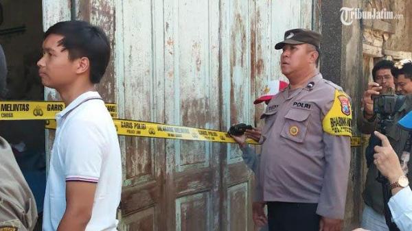 DISEGEL - Proses pemasangan Police Line di bangunan milik warga yang sebelumnya dikuasai oleh preman berkedok organisasi masyarakat (ormas), pada Selasa (17/6/2025) siang. Lokasinya dekat Pasar Keputran kawasan Jalan Keputran Nomor 24, 34, dan 42, Keputran, Tegalsari, Surabaya.