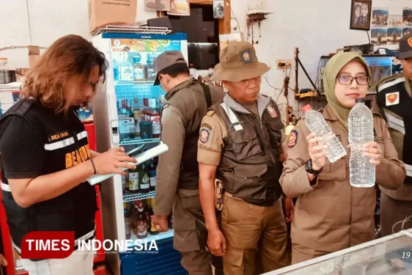 melakukan-penyitaan-rokok-ilegal-dan-miras-ilegal-2.jpg