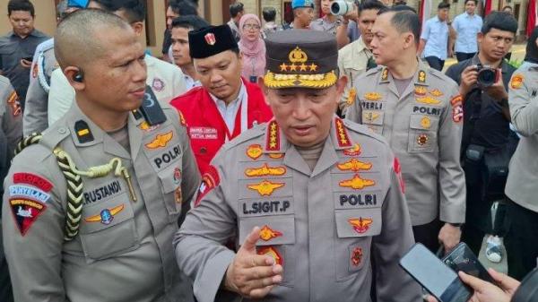 PENYERANGAN TARAKAN - Kapolri Jenderal Listyo Sigit Prabowo menuturkan bahwa TNI-Polri tetap solid setelah tragedi penyerangan Mapolres Tarakan oleh oknum prajurit TNI. Dia meminta Kadiv Propam Polri untuk berkoordinasi dengan Danpuspom TNI dan Danpuspomad di Mabes Polri, Jakarta, Kamis (27/2/2025).
