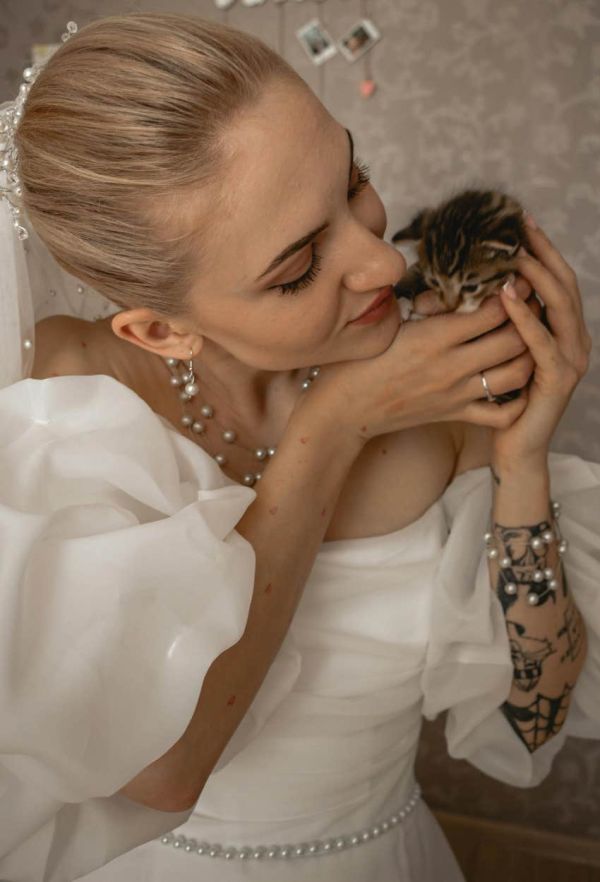 Bride who incorporated her kitten who couldn't be a witness into her wedding