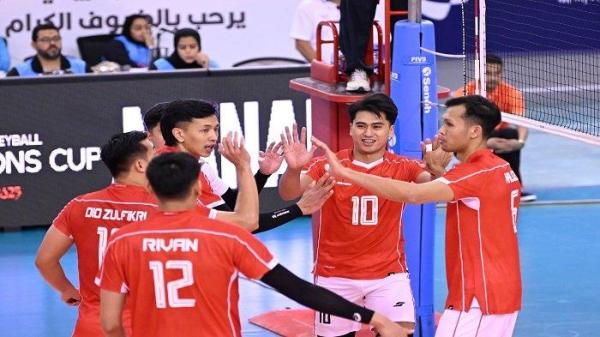 SELEBRASI TIMNAS VOLI - Skuad Timnas voli putra Indonesia merayakan kemenangan saat lawan Thailand pada AVC Nations Cup 2025