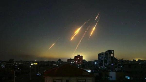 RUDAL IRAN - Penampakan rudal-rudal Iran di langit Tel Aviv, Israel pada Sabtu (14/6/2025). Meski sejumlah rudal bisa ditangkal, beberapa rudal Iran menghantam sejumlah fasilitas di Israel tengah, termasuk Tel Aviv.