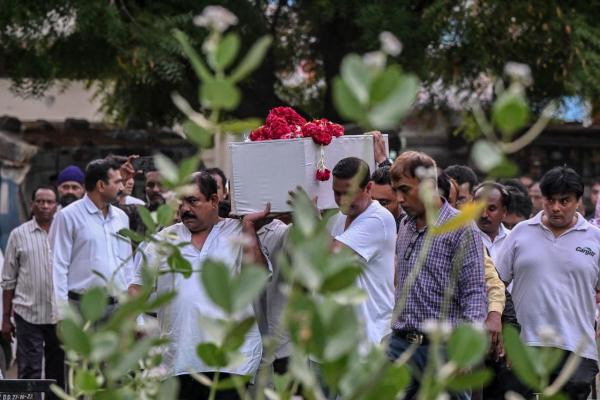 Relatives carry the coffin of a victim, who was killed in the Air India Flight 171 crash, during a funeral ceremony in Ahmedabad on June 15, 2025. Grieving families held funerals in India on June 15 for their relatives who were among at least 279 killed in one of the worlds worst plane crashes in decades. (Photo by Dibyangshu SARKAR / AFP)