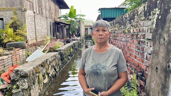 BANJIR - Warga di Kelurahan Roong, Tondano Barat, Minahasa, kesulitan beraktivitas selama kurang lebih dua bulan karena banjir akibat luapan air Danau Tondano yang tak kunjung surut.