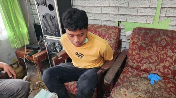 TERDUGA PELAKU MUTILASI- Terduga pelaku pembunuhan mutilasi saat ditanya oleh Kapolres Padang Pariaman, AKBP Ahmad Faisol Amir, Kamis (19/6/2025). Terduga pelaku berinisial SJ alias Wanda.