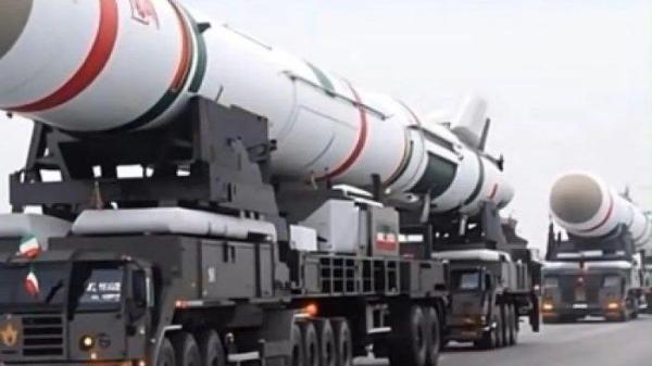 RUDAL BALISTIK - Tangkapan layar video yang dirilis militer Iran yang menunjukkan rudal yang dikatakannya akan digunakan untuk menyerang Israel, dalam eskalasi baru konfrontasi yang sedang berlangsung antara kedua negara. Iran, Rabu (18/6/2025) menyatakan juga bersiap menyerang Pangkalan Militer Amerika Serikat (AS) jika negara tersebut ikut membantu Israel.