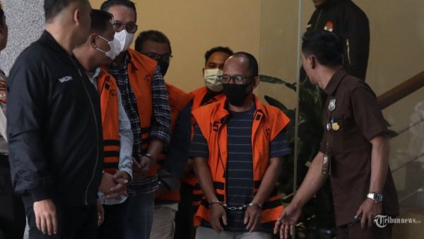 OTT KPK - Sejumlah tersangka yang terjaring operasi tangkap tangan (OTT) di Kabupaten Ogan Komering Ulu (OKU), Sumatera Selatan mengenakan rompi tahanan usai menjalani pemeriksaan di Gedung KPK, Jakarta, Minggu (16/3/2025). KPK resmi menahan enam tersangka diantaranya Ketua Komisi III DPRD OKU M Fahrudin, Anggota DPRD OKU Ferlan Juliansyah, Ketua Komisi II DPRD OKU Umi Hartati, Kepala Dinas PUPR OKU Nopriansyah dan pihak swasta M Fauzi dan Ahmad Sugeng Santoso dan mengamankan barang bukti berupa uang tekait kasus dugaan suap pengadaan barang dan jasa di Dinas PUPR Kabupaten Ogan Komering Ulu Tahun 2024-2025. TRIBUNNEWS/IRWAN RISMAWAN