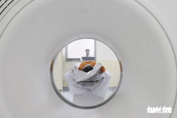 Táo bón chỉ định nội soi trực tràng, viêm họng thì chụp chiếu, bao giờ bớt chuyện lạm dụng kiểu này? - Ảnh 1.