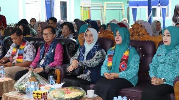 SUASANA PENYAMBUTAN - Suasana berlangsungnya penyambutan Tim Pembina Lomba Posyandu dan Kader Berprestasi Tingkat Kalsel 2025, Kamis (19/6/2025).