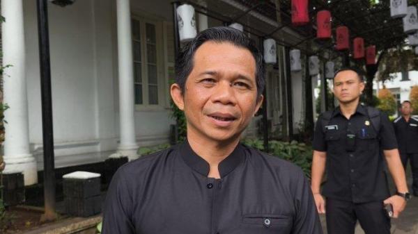 BUPATI COPOT KEPSEK - Bupati Purwakarta, Saepul Bahri Binzein, Kamis (13/3/2025). Saepul memberikan instruksi untuk mencopot Kepsek SDN Sawahkulon yang membuat kebijakan agar siswa mengenakan baju lebaran di hari pertama masuk sekolah.