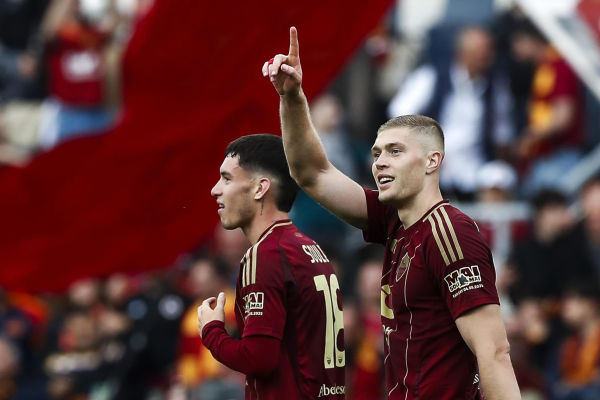 epa12073520 Roma's Artem Dovbyk (R) celebrates with his teammates after scoring the 1-0 goal during the Italian Serie A soccer match between AS Roma and ACF Fiorentina, in Rome, Italy, 04 May 2025. EPA-EFE/ANGELO CARCONI