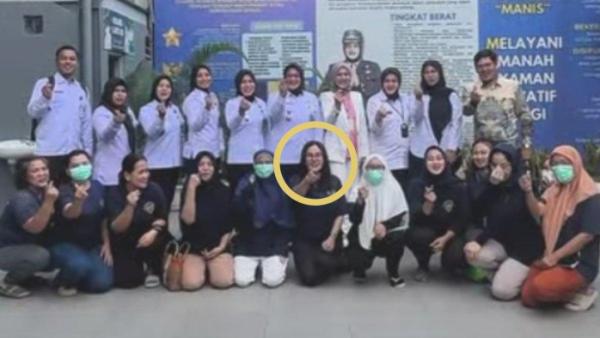 KABAR NIKITA DI PENJARA - Potret Nikita Mirzani mengikuti pembinaan dan keterampilan meracik jamu tradisional.
