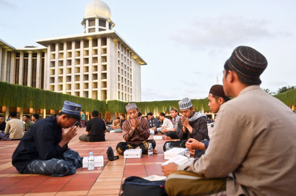 Umat muslim menunggu waktu berbuka puasa pada hari pertama Ramadhan di Masjid Istiqlal, Jakarta, Sabtu (1/3/2025).  Foto: ANTARA FOTO/Rivan Awal Lingga