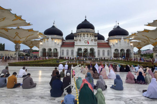 Suasana masyarakat Aceh merayakan Idul Adha di Masjid Raya Baiturrahman (MRB), Banda Aceh. Foto: Zuhri Noviandi/kumparan