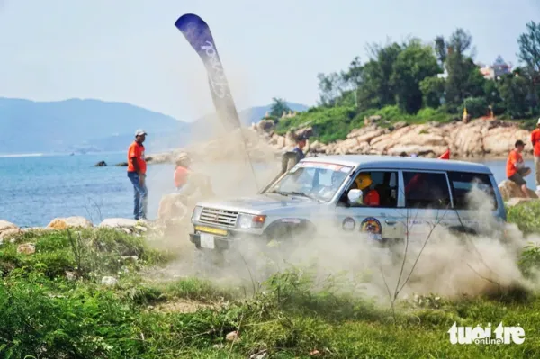 Hấp dẫn xem xe địa hình vượt dốc, lội nước trên bãi biển Nha Trang - Ảnh 5. Nha Trang - Ảnh 5.
