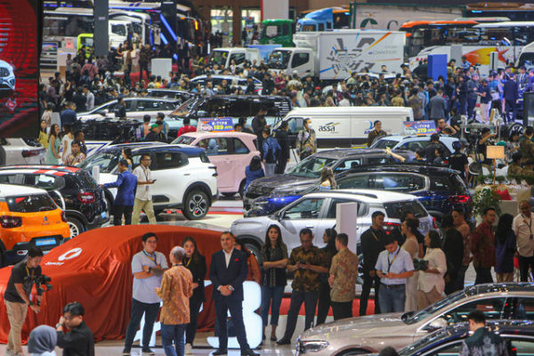 Pengunjung melihat kendaraan di pameran otomotif Gaikindo Indonesia International Auto Show (GIIAS) 2024 di ICE-BSD City, Tangerang, Rabu (17/7). Foto: Aditia Noviansyah/kumparan