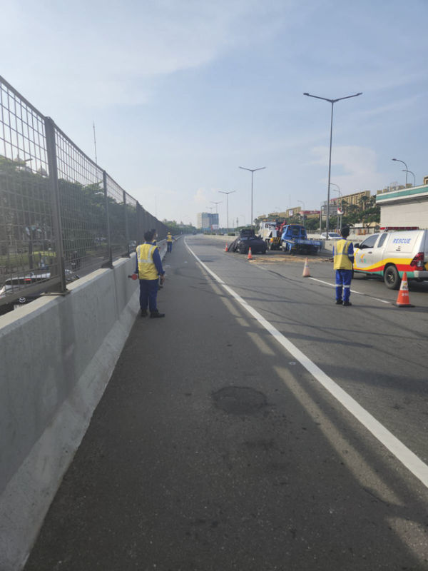 Kecelakaan mobil towing yang angkut mobil Ferrari di Tol Jakarta Lingkar Barat, Minggu (15/6/2025). Foto: Dok. Istimewa