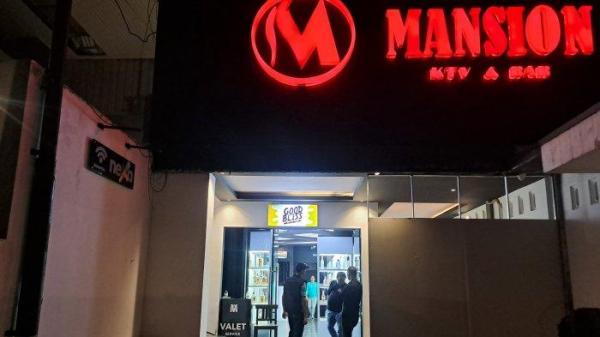 SEGEL TEMPAT HIBURAN: Polda Jateng menyegel Mansion Executive Karaoke di Jalan Kyai Saleh, Kelurahan Mugassari, Semarang Selatan, Kota Semarang, Kamis (27/2/2025) malam. Tempat hiburan tersebut disegel karena diduga menyajikan tari telanjang dan prostitusi.