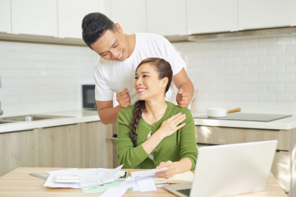 Ilustrasi istri dipijat suami. Foto: Shutterstock