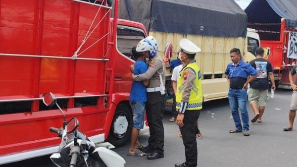 PELUK SOPIR - Polisi memeluk sopir truk untuk meredam amarah saat menolak memindahkan lokasi parkir aksi demontrasi di Pantura Kendal, Jumat (20/6/2025). Aksi demo ini sempat memanas karena sopir menolak pindah lokasi parkir untuk mengurai kemacetan.