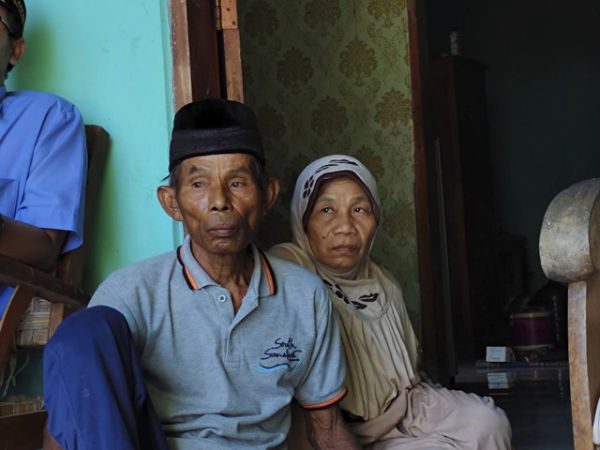 Mbah Tupon (68 tahun) dan istrinya, Amdiyahwati (62), Selasa (29/4/2025). Foto: Arfiansyah Panji Purnandaru/kumparan