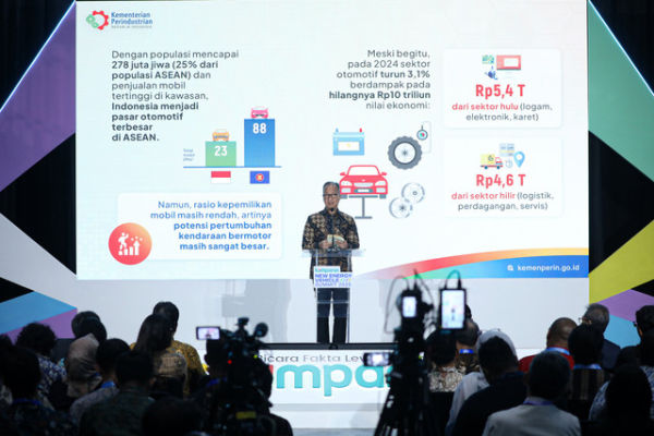 Menteri Perindustrian Agus Gumiwang memberikan keynote speech pada kumparan New Energy Vehicle Summit 2025 di MGP Space, SCBD Park, Jakarta, Selasa (6/5/2025). Foto: Syawal Febrian Darisman/kumparan