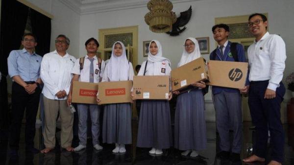 Rektor ITB, Tatacipta Dirgantara (kedua kiri), beserta jajaran berfoto bersama sejumlah calon mahasiswa baru ITB angkatan 2025 asal Jawa Barat penerima bantuan, di Bale Sri Baduga, Kabupaten Purwakarta, Jawa Barat, Rabu (18/6/2025). (Tribun Jabar/Gani Kurniawan)