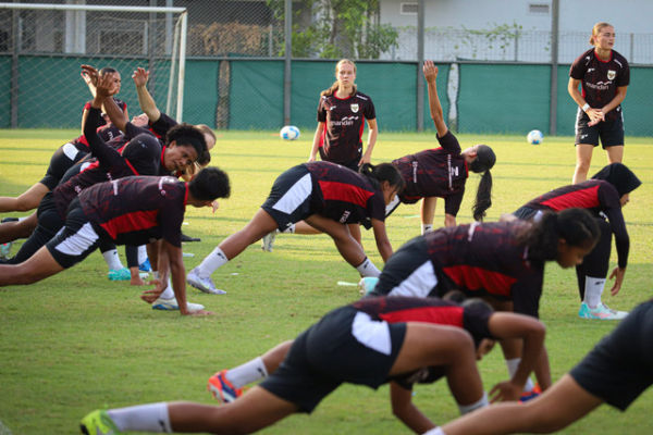 Sejumlah pesepak bola Timnas putri Indonesia berlatih menjelang laga Kualifikasi Piala Asia Wanita 2026 di Lapangan Latihan Jakarta International Stadium (JIS), Tanjung Priok, Jakarta, Jumat (20/6/2025). Foto: Iqbal Firdaus/kumparan