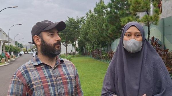 KORBAN SEKOLAH BODONG - Ashraf dan Riyanti, pasutri yang anaknya bersekolah di Al Kareem Islamic School memberikan keterangan saat ditemui di kediamanya di Kawasan Bekasi Utara, Kota Bekasi, Kamis (19/6/2025). Pasutri ini menjadi korban sekolah bodong Al Kareem Islamic School. 