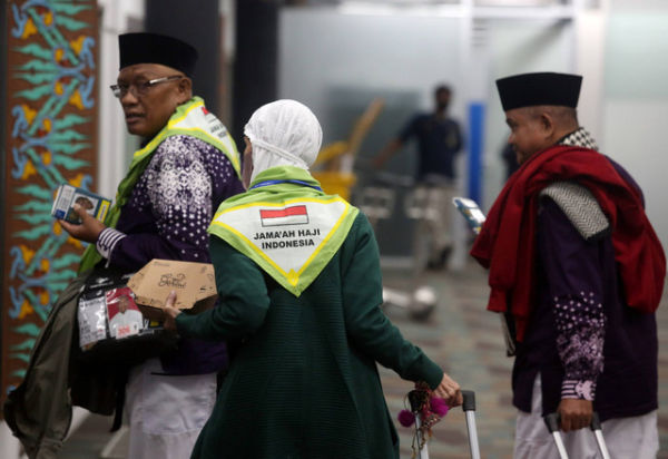 Jemaah calon haji bersiap memasuki pesawat di Terminal 2F Bandara Soekarno Hatta, Tangerang, Banten, Minggu (12/5/2024). Foto: Muhammad Iqbal/ANTARA FOTO
