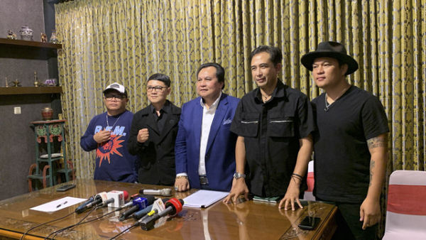 Ari Bias dan kuasa hukumnya menggelar konferensi pers di Fatmawati, Jakarta Selatan, Senin (3/2/2025). Foto: Vincentius Mario/kumparan