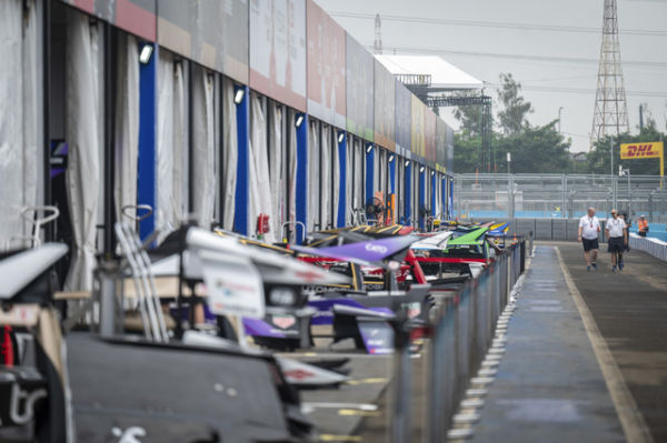 Ofisial berjalan di paddock menjelang balap mobil listrik Formula E World Championship musim ke-11 di Jakarta International E-Prix Circuit (JIEC), Jakarta, Kamis (19/6/2025). Foto: Bayu Pratama S/ANTARA FOTO