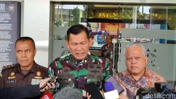 Kapuspen TNI, Mayjen TNI Kristomei Sianturi, saat menyambangi Kejagung, Jumat (20/6/2025) (Taufiq/detikcom)