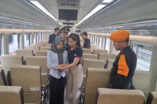 petugas-KAI-Daop-8-Surabaya-w.jpg