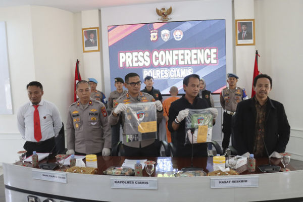 Mapolres Ciamis melakukan konferensi pers atas kasus pelecehan seksual seorang guru ngaji berinisial NHN (25) kepada muridnya. Foto: Dok. Humas Polda Jabar