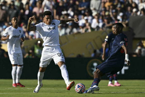 Pemain Paris Saint-Germian William Pacho berebut bola dengan pemain Botafogo Igor Jesus pada pertandingan Piala Dunia Antarklub 2025 grup B di di Stadion Rose Bowl, California, Amerika Serikat, Kamis (19/6/2025). Foto: Yuri Cortez/AFP