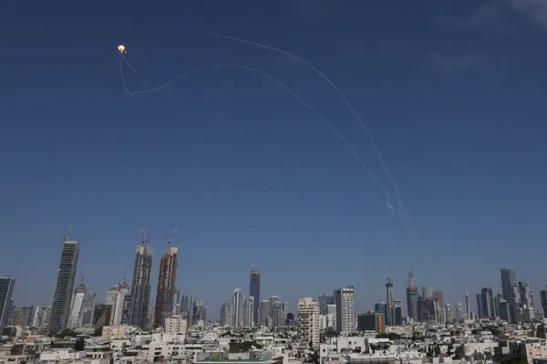 Xung đột Israel - Iran: Còi báo động không kích đang vang lên khắp Israel - Ảnh 1. Iran - Ảnh 1.