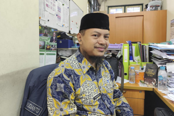Wakil Kepala Sekolah Bidang Kehumasan SMAN 3 Bandung Yudianto saat diwancarai di kantornya, Jumat (20/6/2025). Foto: Alya Zahra/kumparan 