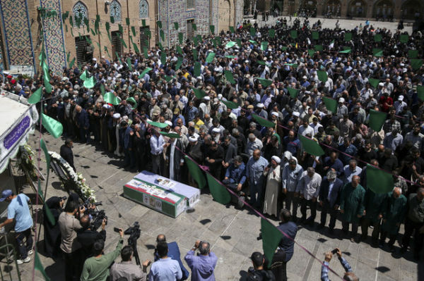 Sejumlah warga Iran melasanakan salat jenazah saat mengikuti prosesi pemakaman warga Iran yang tewas akibat serangan Israel ke Iran di Qazvin, Iran, Kamis (19/6/2025). Foto: WANA (West Asia News Agency) via REUTERS