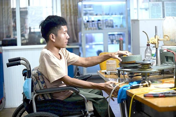 Người khuyết tật có được cấp thẻ bảo hiểm y tế miễn phí? - Ảnh 1. Người khuyết tật có được cấp thẻ bảo hiểm y tế miễn phí? - Ảnh 1.
