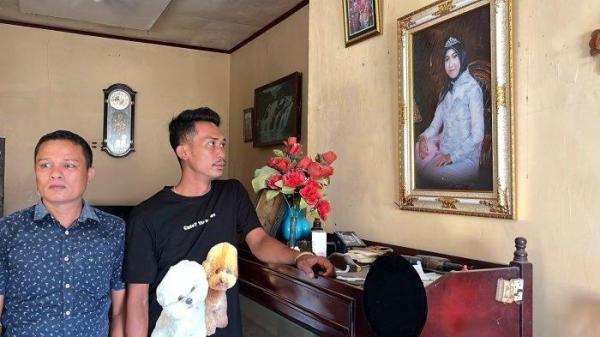 KELUARGA KORBAN MUTILASI- Pihak keluarga atau abang dari korban pembunuhan mutilasi sedang memadangi foto Septia Adinda yang ada pada dinding rumah duka di kawasan Balah Ilia Utara, Lubuk Alung, Kabupaten Padang Pariaman, Sumatera Barat, Jumat (20/6/2025). Keluarga Septia Adinda, korban mutilasi di Kabupaten Padang Pariaman, Sumatera Barat membantah keterangan Wanda, menyebut korban memiliki utang