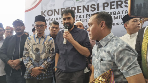 Gubernur Aceh Muzakir Manaf (Mualem) menyampaikan dalam konferensi pers di Bandara Sultan Iskandar Muda, Aceh Besar, usai pengumuman resmi pengembalian empat pulau ke wilayah Aceh, Rabu (18/6/2025). Foto: kumparan