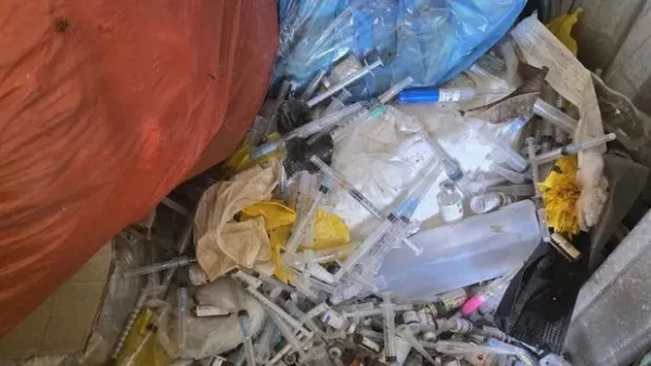 Polresta Pekanbaru, Riau membongkar 'kuburan' limbah medis B3 di Jalan Beringin 2, pada Kamis (19/6/2025).