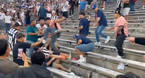 Cổ động viên PSG đạp thẳng vào người cổ động viên Botafogo - Ảnh 1.
